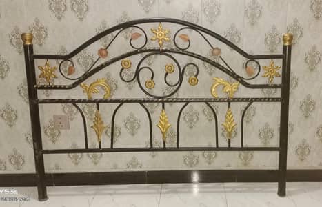 Queen size bed Iron Material.
