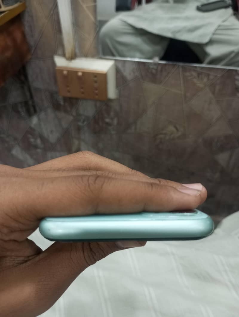 Apple iPhone 11 3
