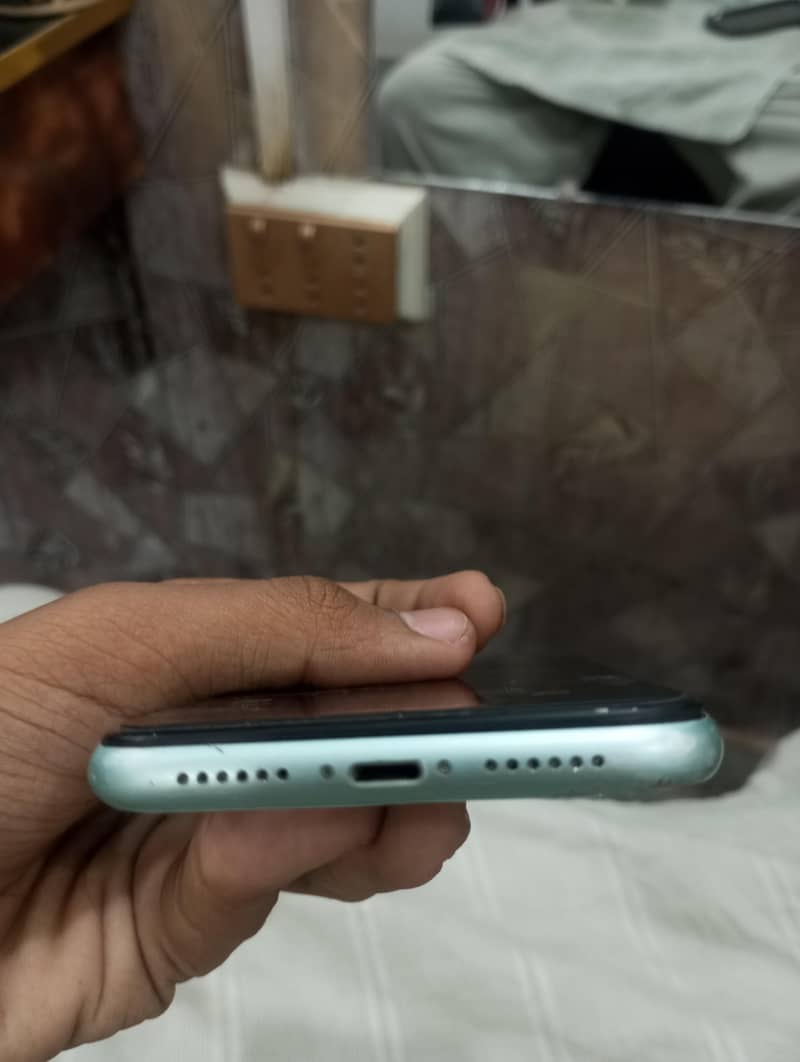 Apple iPhone 11 4