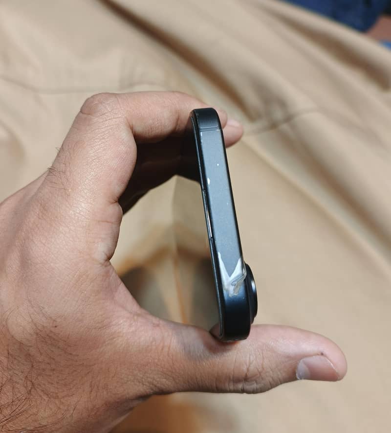 Apple iPhone 16 4