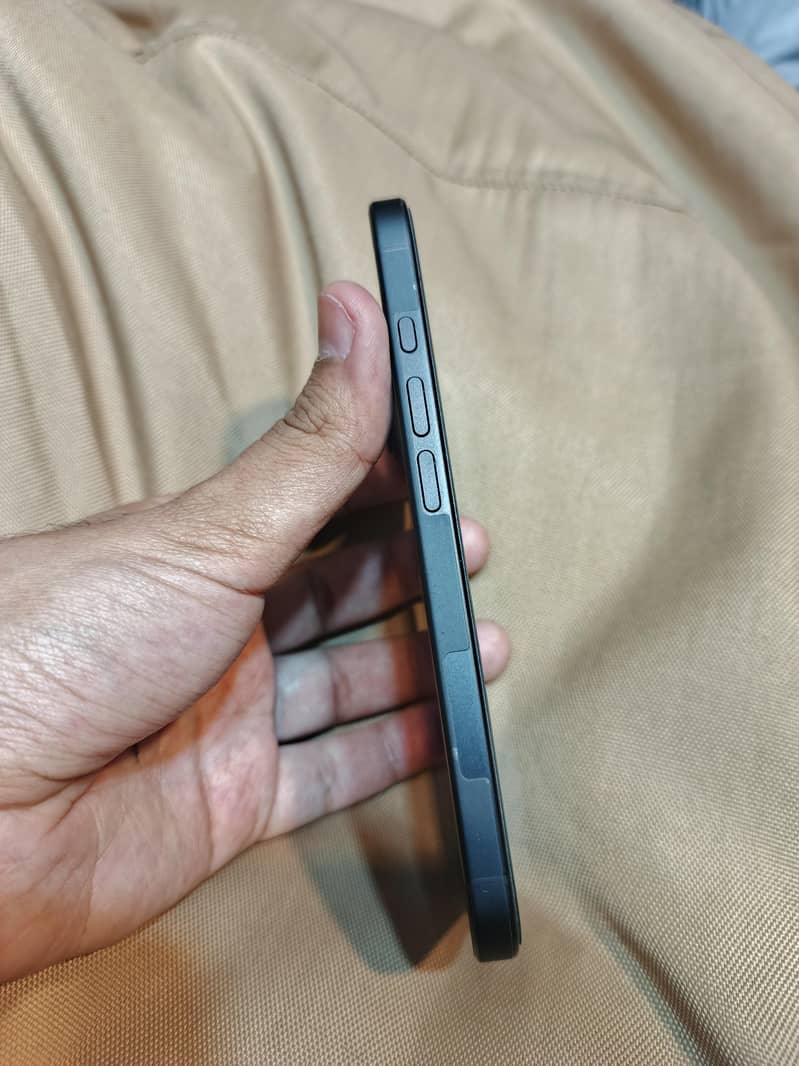 Apple iPhone 16 6