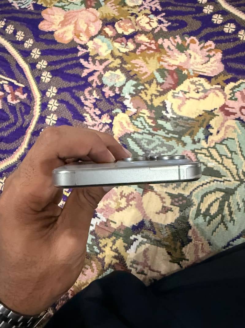 Apple iPhone 15 Pro Max 4