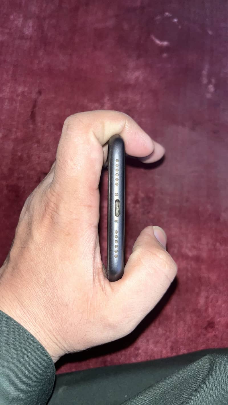 Apple iPhone 11 4