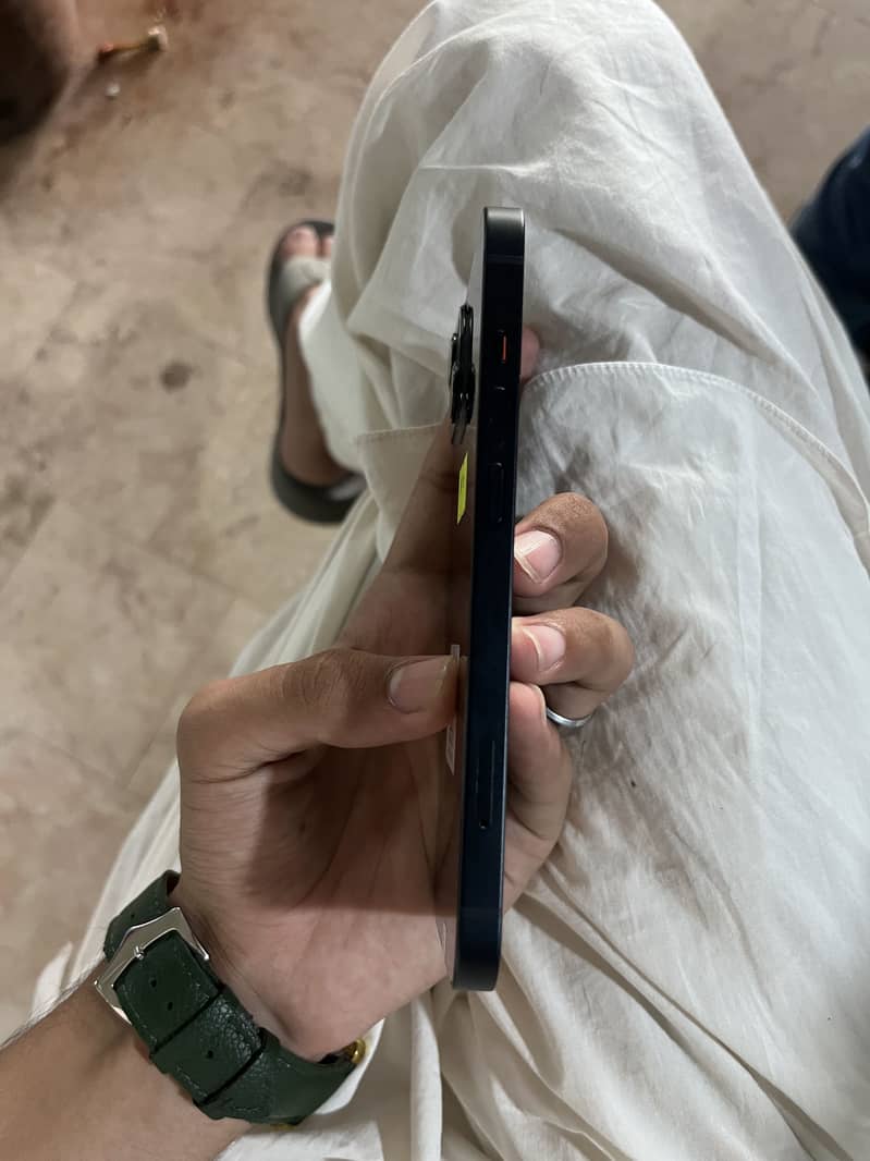 Apple iPhone 13 2