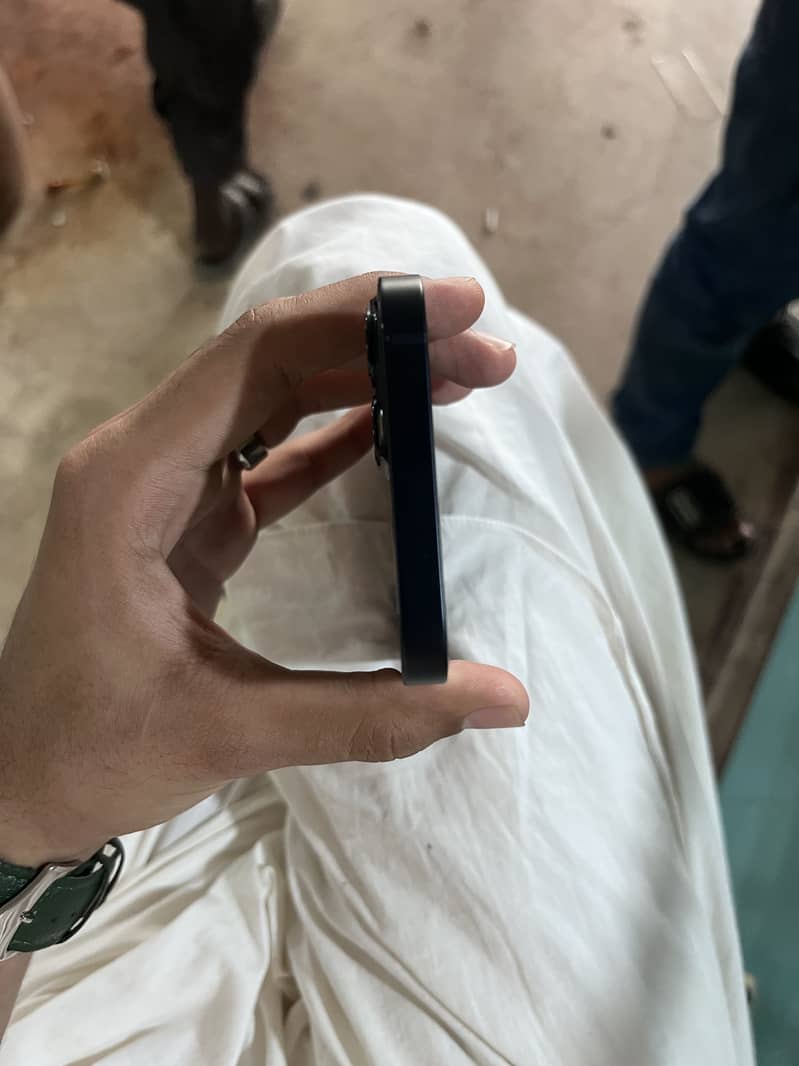Apple iPhone 13 8