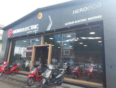 Chance Deal : 2200 Sqft Ultra Modern Main Road Showroom / Display Center In Prime Location Of Shahrah e Faisal At Low Rent.