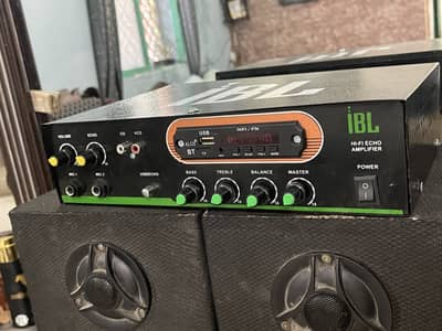 Amplifier with speakers
