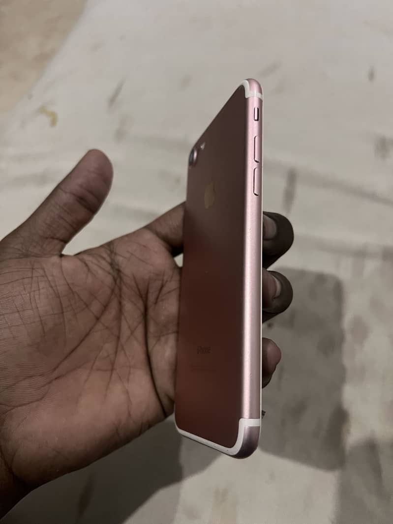 Apple iPhone 7 0