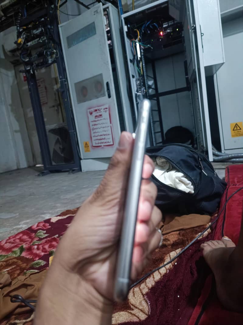 Apple iPhone X 5