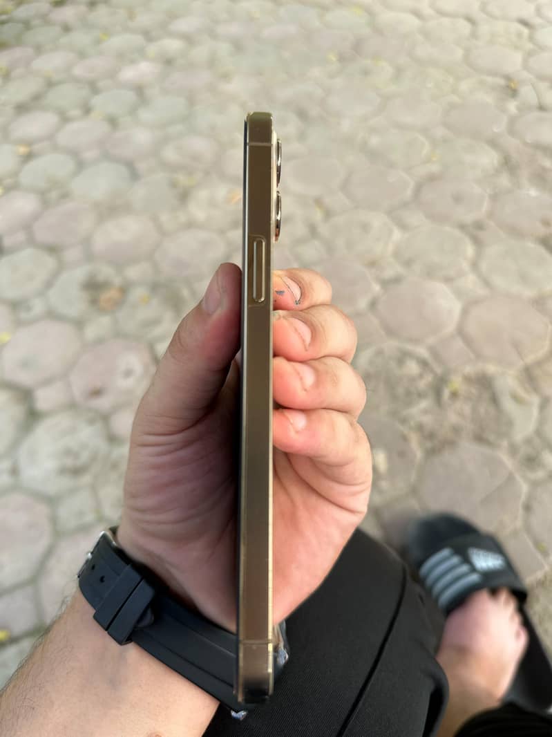 Apple iPhone 12 Pro Max 4