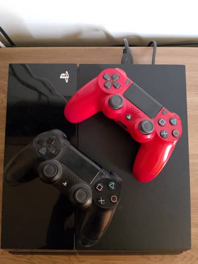 Jailbreak PS4 fat 1tb with 2 controllers and games installed.