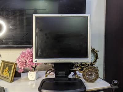 HP L1740 17-inch LCD computer monitor with VGA cable and power cable