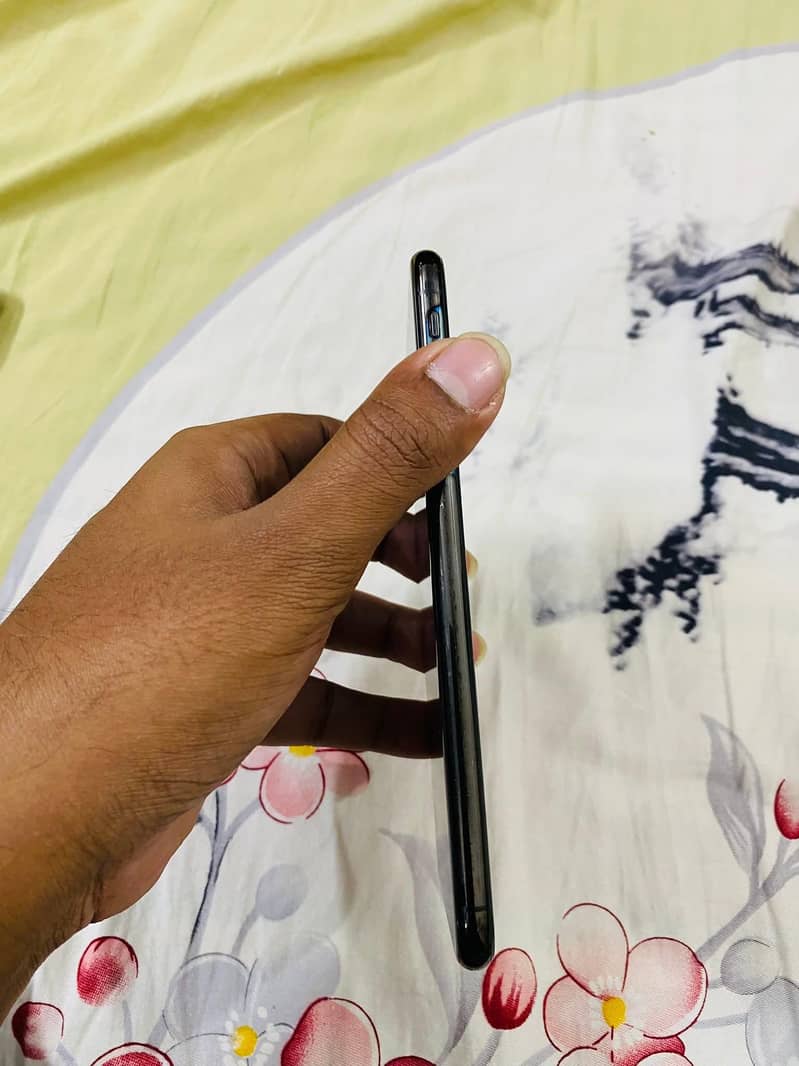 Apple iPhone XS Max 4