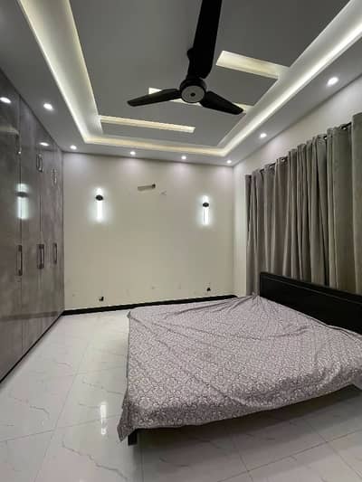 10 Marla Villa for rent phase 8 parkviee