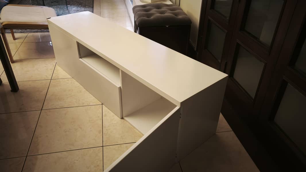 MEDIA CONSOLE 1