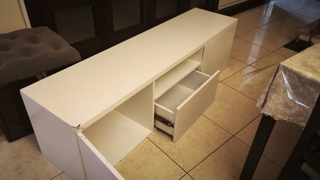 MEDIA CONSOLE 4