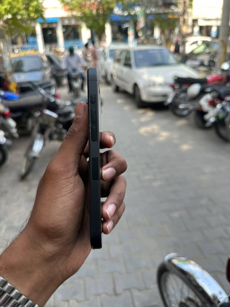 Apple iPhone 15 Pro 2