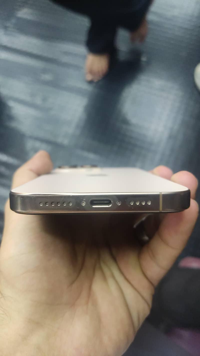 iphone 16 pro max 4