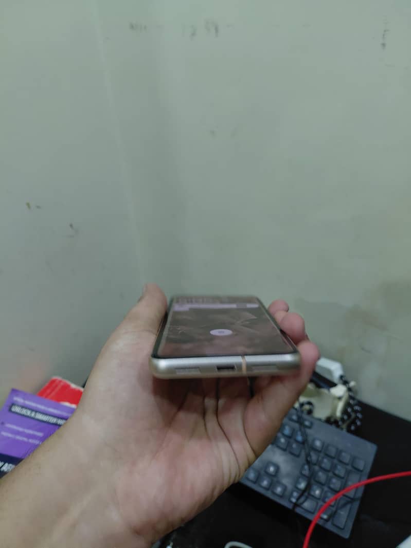 Google Pixel 8 5
