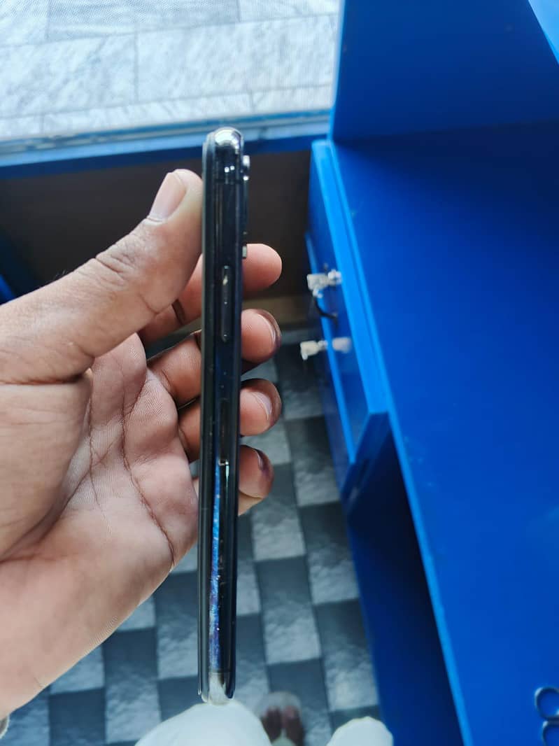 Apple iPhone X 4