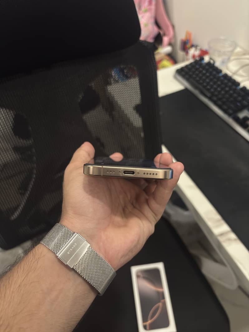 Apple iPhone 16 Pro 11