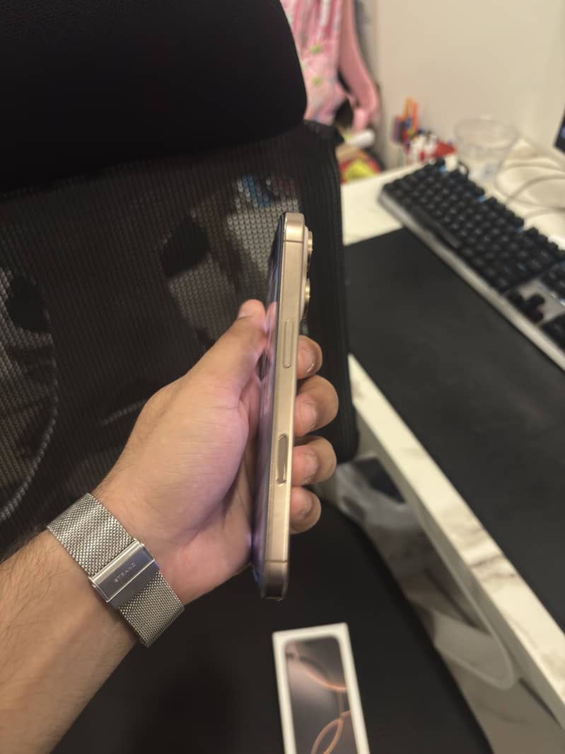 Apple iPhone 16 Pro 12
