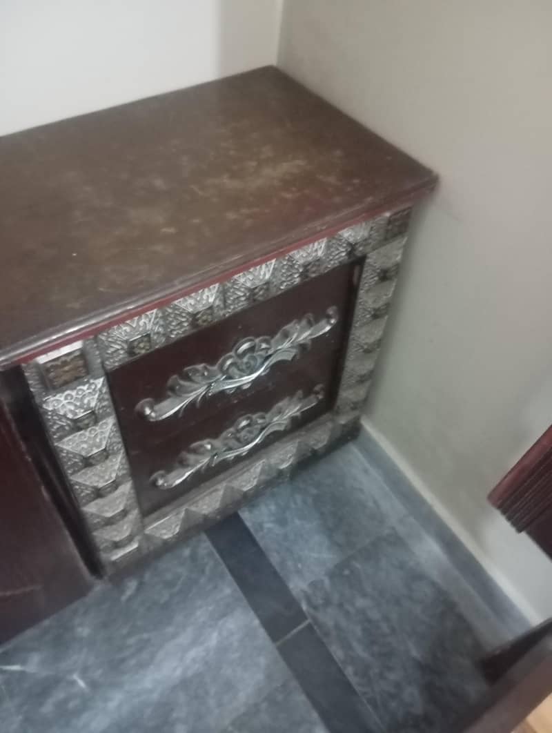 bed side table showcase 1