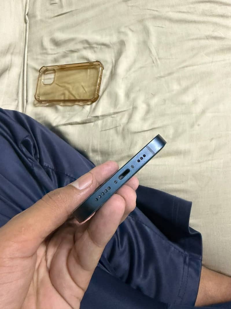 Apple iPhone 13 simple 2