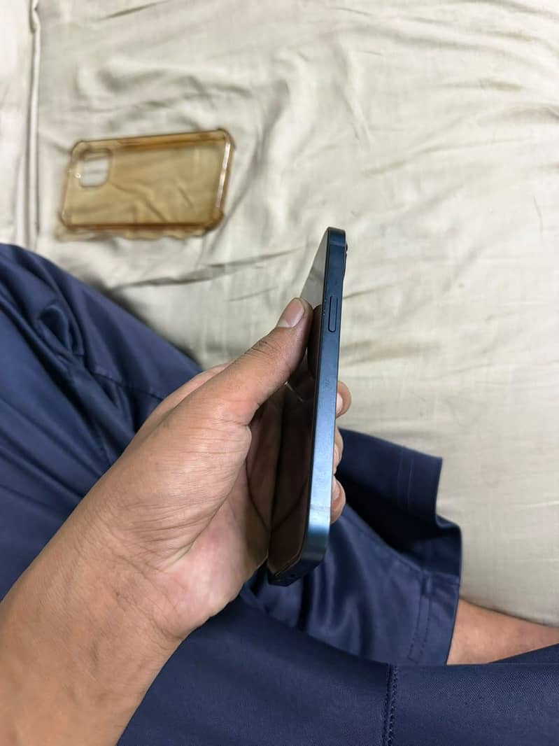 Apple iPhone 13 simple 4