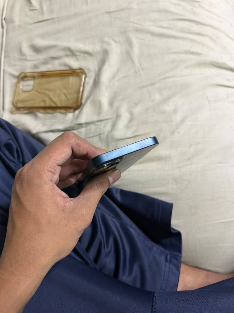 Apple iPhone 13 simple 8