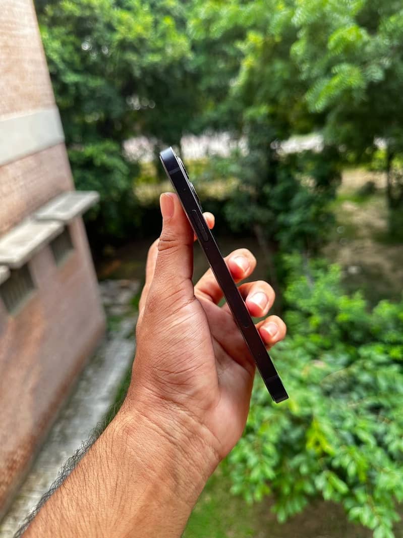 Apple iPhone 12 4