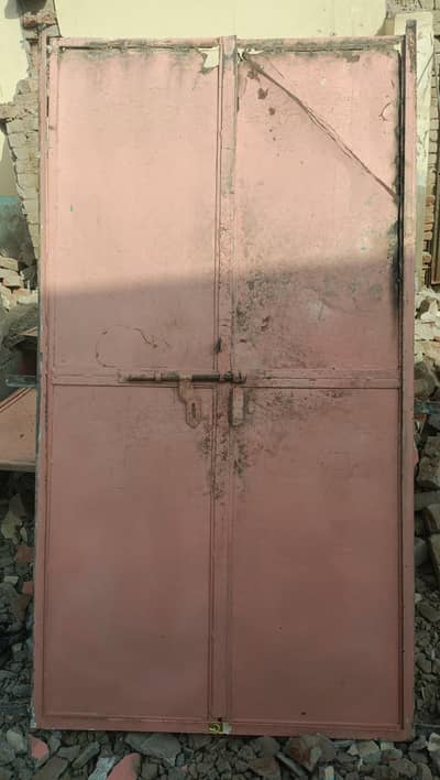 Room Doors and windows. Doors size 7 foot lambai and 3 foot chorai.