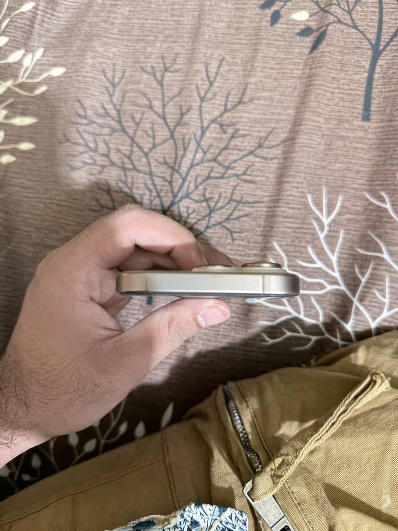 Apple iPhone 16 Pro 1