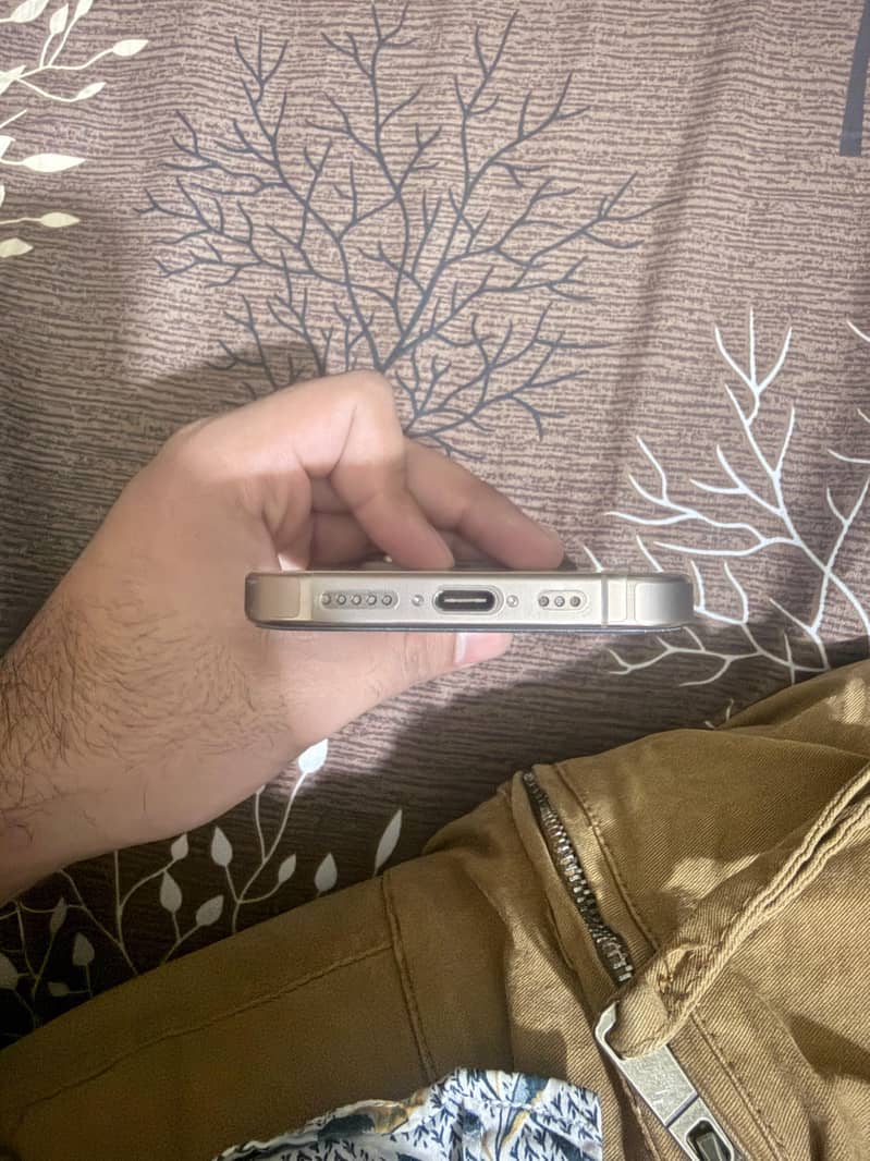 Apple iPhone 16 Pro 2