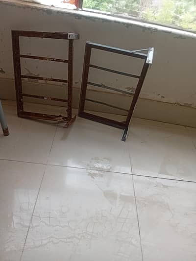 Ups Stand And Bettery Stand