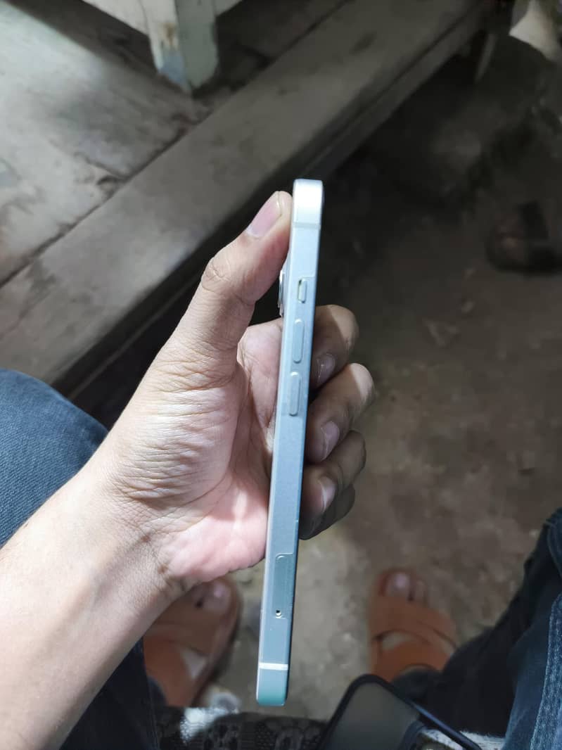 Apple iPhone 13 5