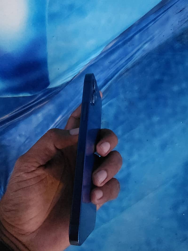 Apple iPhone 12 4