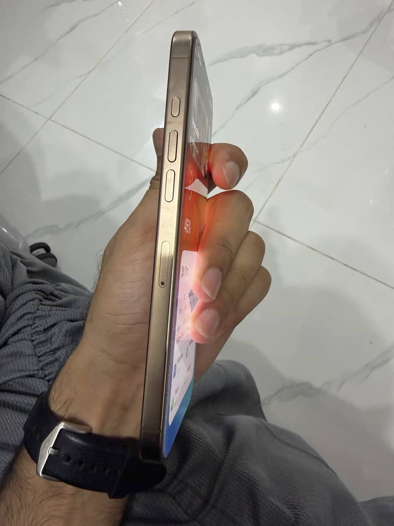 Apple iPhone 16 Pro Max 2