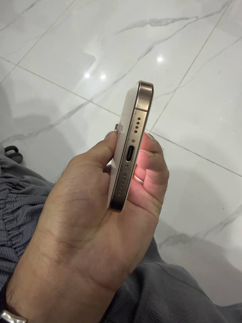 Apple iPhone 16 Pro Max 4
