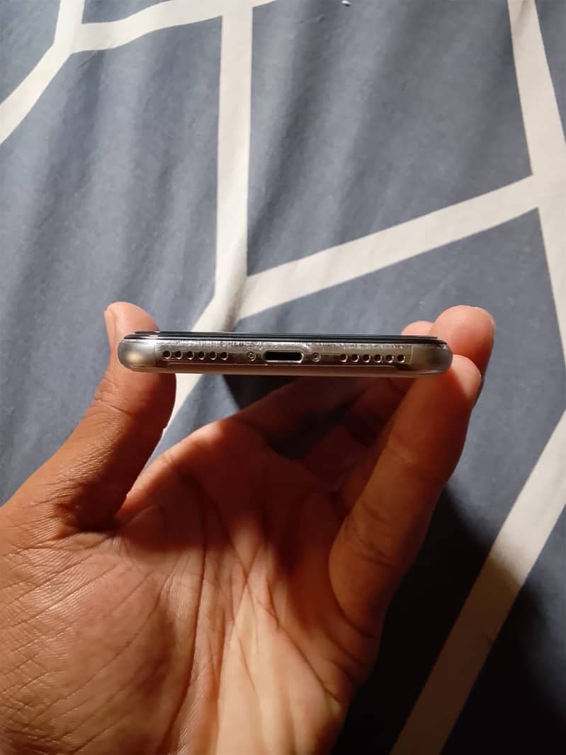 Apple iPhone X 4
