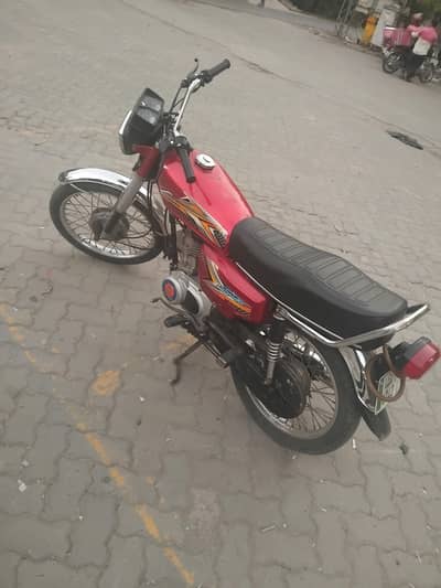 geniun 33160 kilo meter chala hai 1st owner