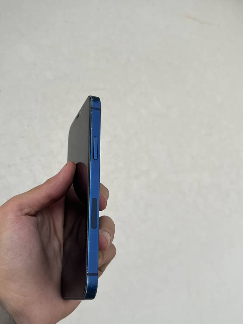 Apple iPhone 12 4