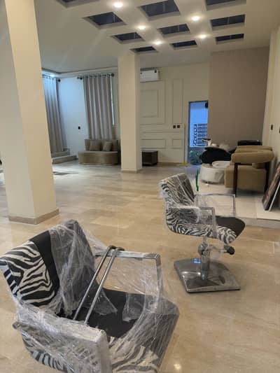 Good condition hydraulic saloon chairs for sale
