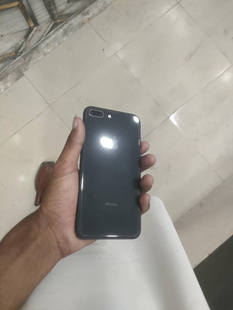 Apple iPhone 8 Plus 3
