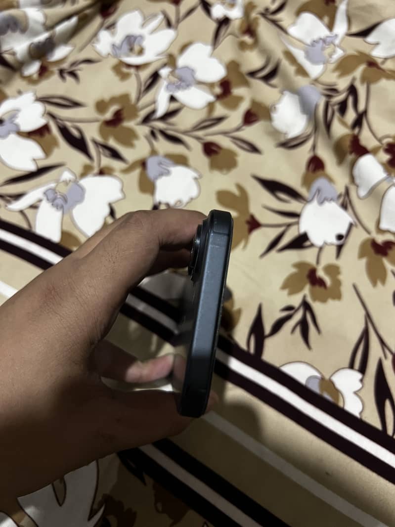 Apple iPhone 16 3