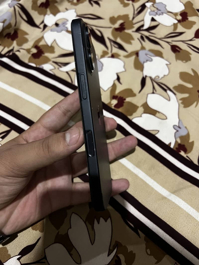 Apple iPhone 16 4