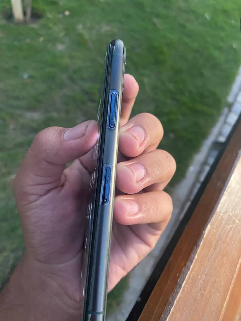 Apple iPhone 11 Pro 4