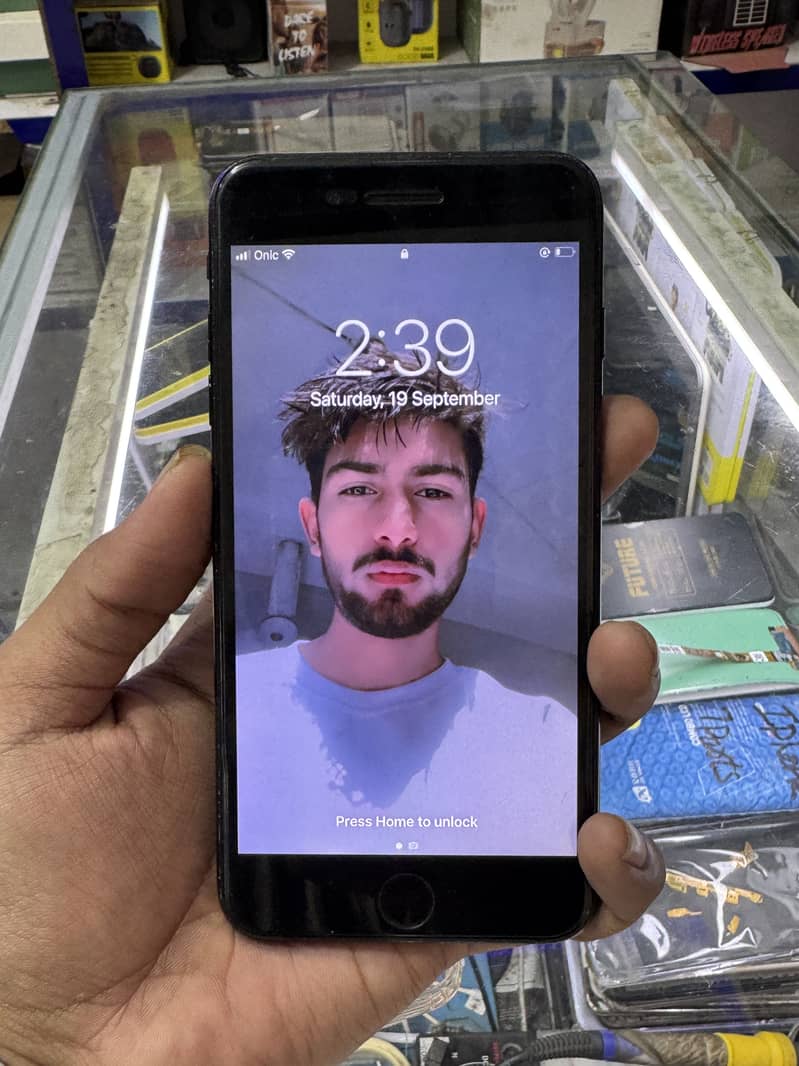 Apple iPhone 7 Plus 0