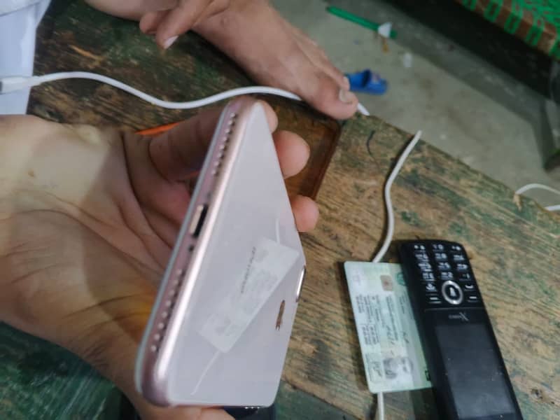 Apple iPhone 8 Plus 3