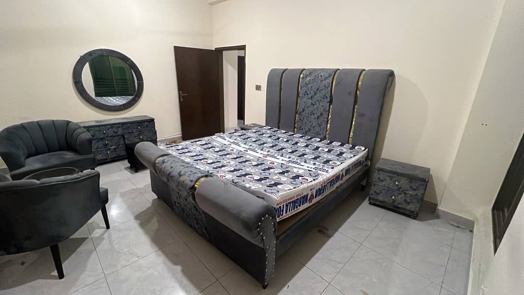 King size bed 0